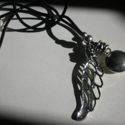 Grand cordon rond en cuir noir et ses perles en métal et ailes x125cm 