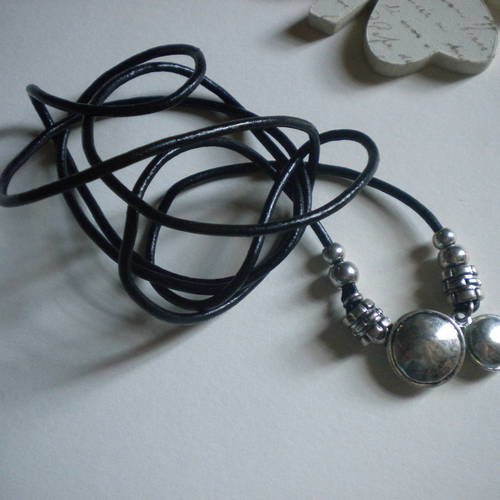 Grand cordon rond en cuir noir et ses perles en métal x123cm 
