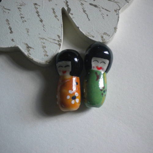Lot 2 perles en porcelaine poupée japonaise kokeshi vert et orange
