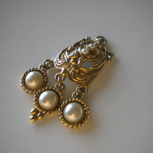 Pendentif métal doré et cabochons perles nacrées blanches 