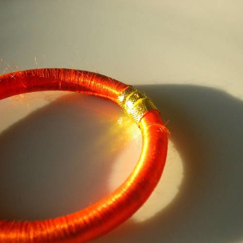 Bracelet en fil de soie orange finition tissu doré 