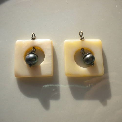 Duo de pendentifs en nacre carrés et perles grises 