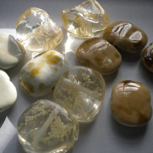 Beau lot de 11 perles beige en résine et céramique 