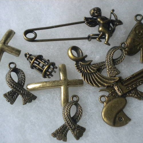Lot 10 breloques vrac en bronze formes variées 