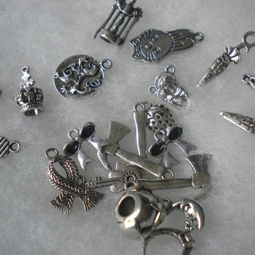 Lot 20 breloques plusieurs formes variées en métal argenté 