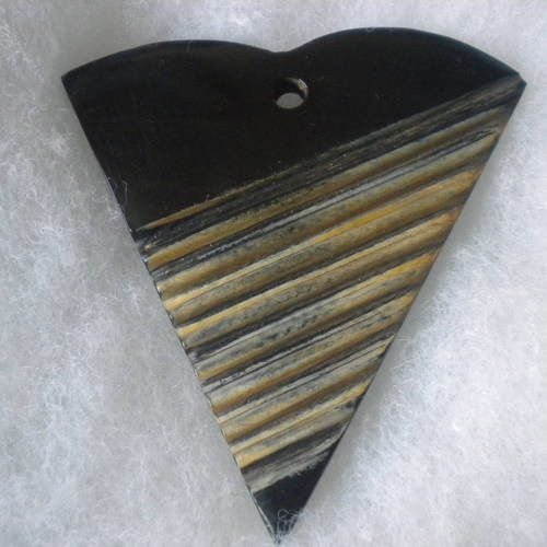 Pendentif forme triangle résine en noir et stries creuses beige 