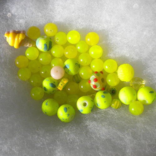 Lot de 45 perles en verre et en synthétique en thème jaune 