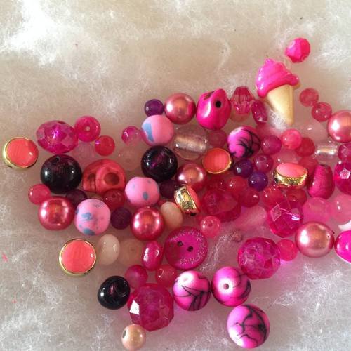 Lot de 50 perles en verre et en nacre en thème rose et fuchsia 