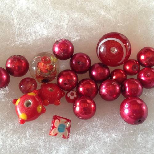 Lot de 20 perles rouges en nacre et en verre rondes et percées 