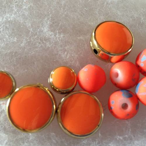 Lot de 10 perles rondes synthétiques dorées et oranges 