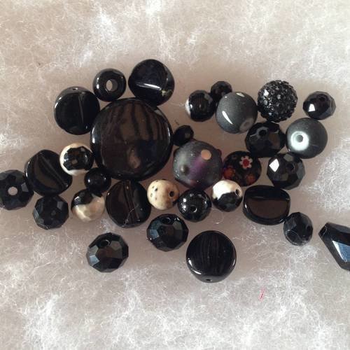 Lot de 30 perles synthétiques et en verre thème noir 