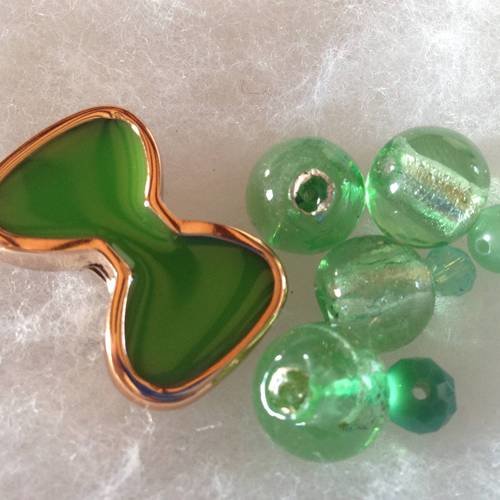 Lot de 8 perles synthétiques et en verre thème vert 