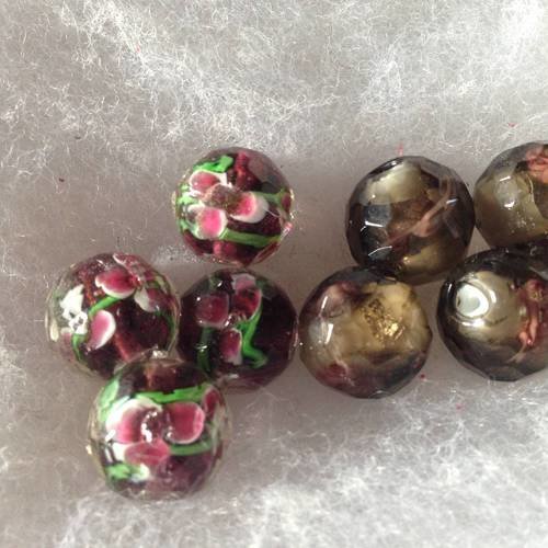 Lot de 8 perles en verre facettées noires et grises à fleurs 