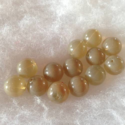 Lot de 13 perles en verre rondes de couleur beige opaque 