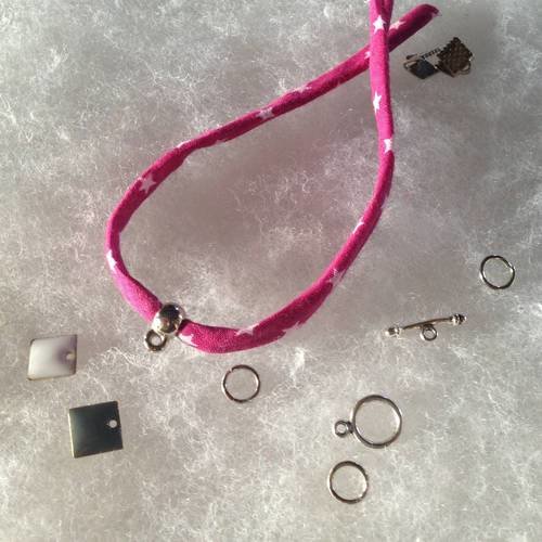 Les kits de sophie - bracelet cordon liberty rose foncé étoiles et carrés émaillés 