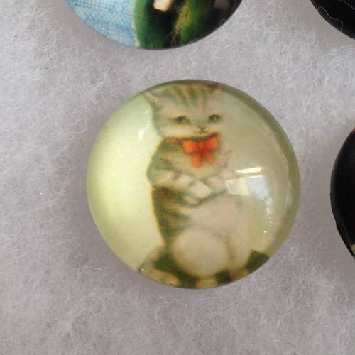 Un cabochon rond en verre chaton et noeud rouge 20mm -réf j 