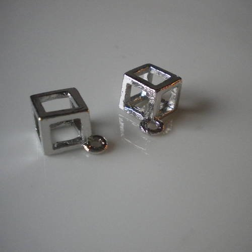 Duo de cubes en métal argenté en 3d avec piquot 