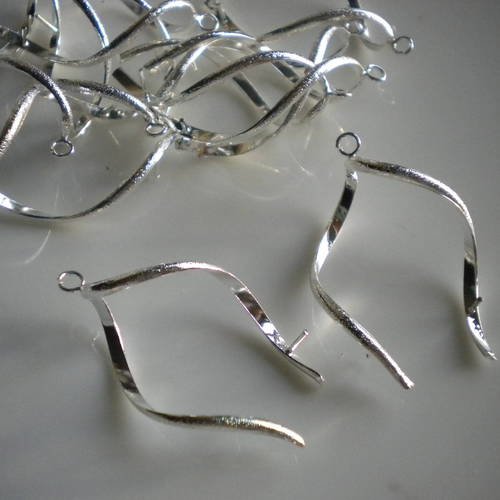 Originale paire de boucles d'oreilles brossées métal argenté 