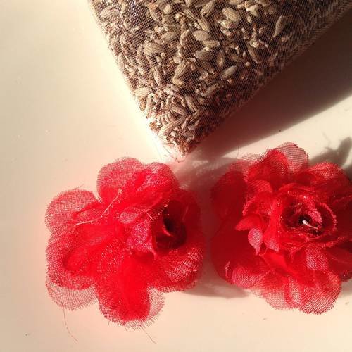 Deux fleurs tulle rouge percées 