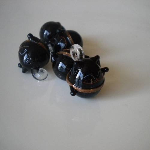 Perle en verre chat en noir avec accroche 