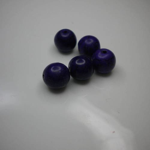 Lot de cinq perles howlite forme ronde en violet 