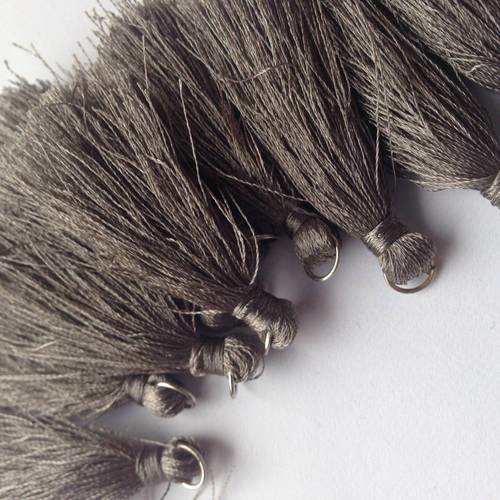 Pompon en fil de soie synthétique en gris à anneau argenté 