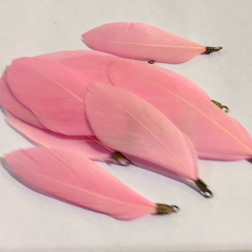 Plume en rose avec accroche bronze x1  4-5cm