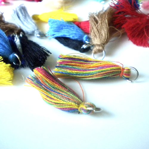 Lot de 2 breloques pompons coton arc en ciel anneaux argentés
