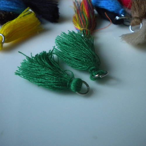 Lot de 2 breloques pompons coton vert foncé anneaux argentés