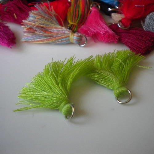 Lot de 2 breloques pompons coton vert anis anneaux argentés