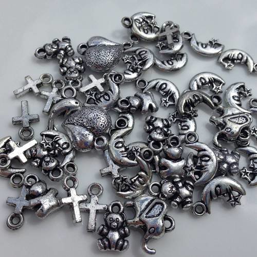 Lot de 50 petites breloques en aluminium formes variées 