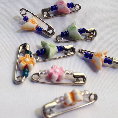 Lot de huit mini épingles décor perles 