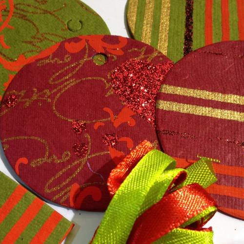 Lot de 12 étiquettes cadeaux en papier épais avec ruban satin rouge et vert 