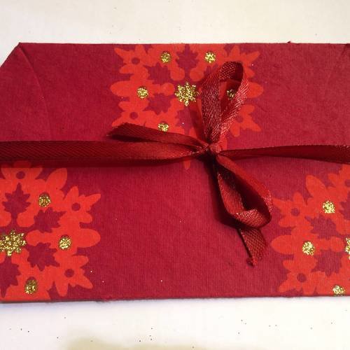 Une pochette cadeau pour vos créations en papier rouge épais fleurs pailletées 