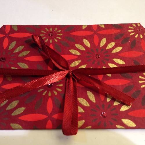 Une pochette cadeau en papier rouge épais fleurs 