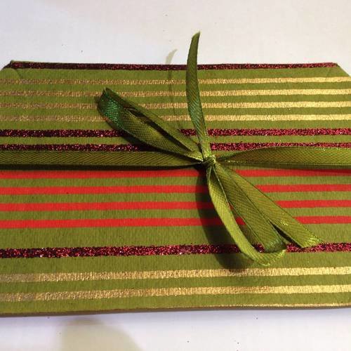 Une pochette cadeau pour vos créations en papier rayé épais orange et vert 