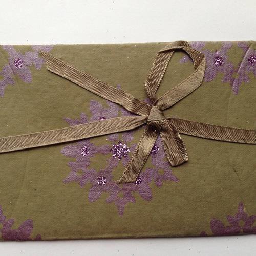 Une pochette cadeau pour vos créations en papier épais taupe et fleurs 