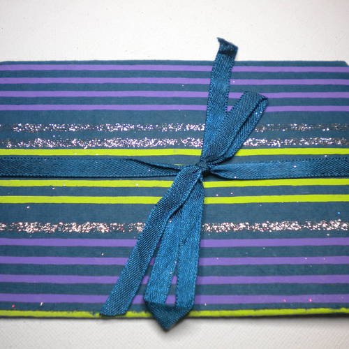 Une pochette cadeau pour vos créations en papier rayé épais bleu et vert 