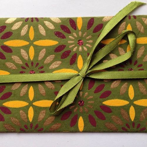 Une pochette cadeau pour vos créations en papier épais vert motif jaune et vert 