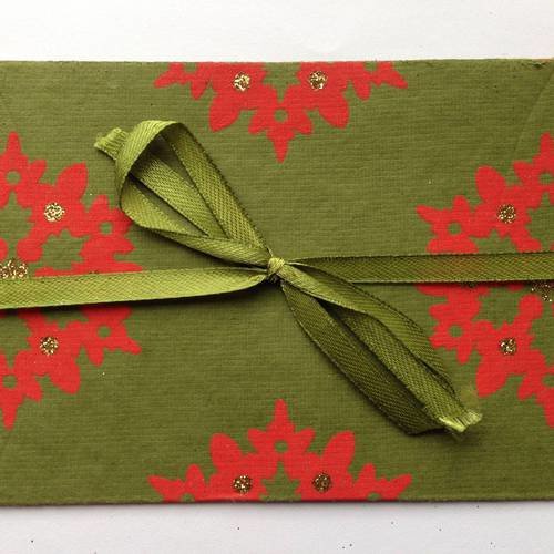 Une pochette cadeau pour vos créations en papier épais vert étoiles rouges 