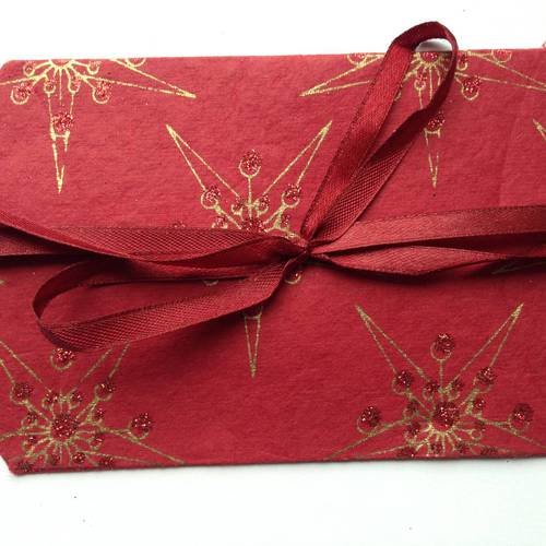 Une pochette cadeau pour vos créations en papier rouge épais étoiles 