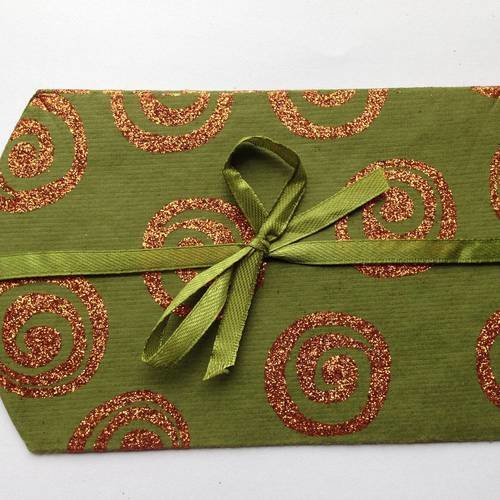 Une pochette cadeau pour vos créations en papier épais vert tourbillons 