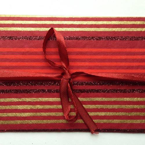 Une pochette cadeau pour vos créations en papier rouge épais à rayures 