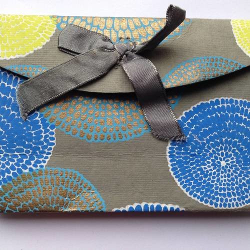 Une pochette cadeau papier pour vos créations en jaune et bleu 