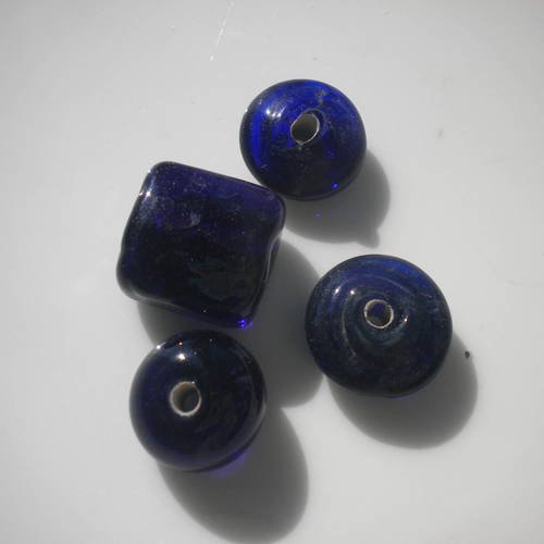 4 perles en verre pastilles et carrées en bleu nuit- sand4bleu 
