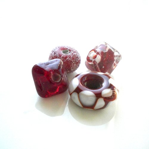 4 perles en verre en rouge et blanc - sand4perlesrougeetblanc