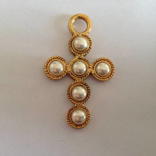 Belle croix en métal doré et cabochons ronds perles blanches 