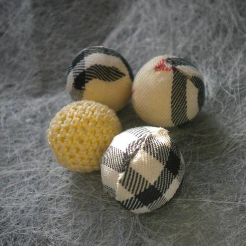 4 perles tissu et crochet en noir et jaune 