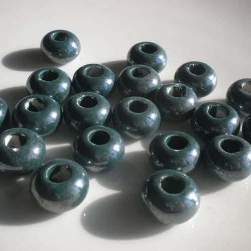 Duo de perles en céramique rondes en vert-gris 