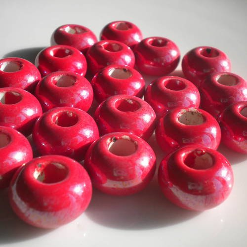 Duo de perles en céramique rondes en rouge 